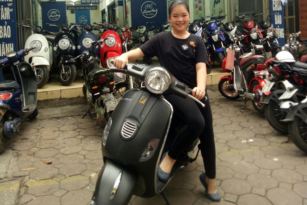 SẮM NGAY XE MÁY ĐIỆN VESPA SẮC ĐỎ ĐỂ CẦU MAY MẮN CẢ NĂM