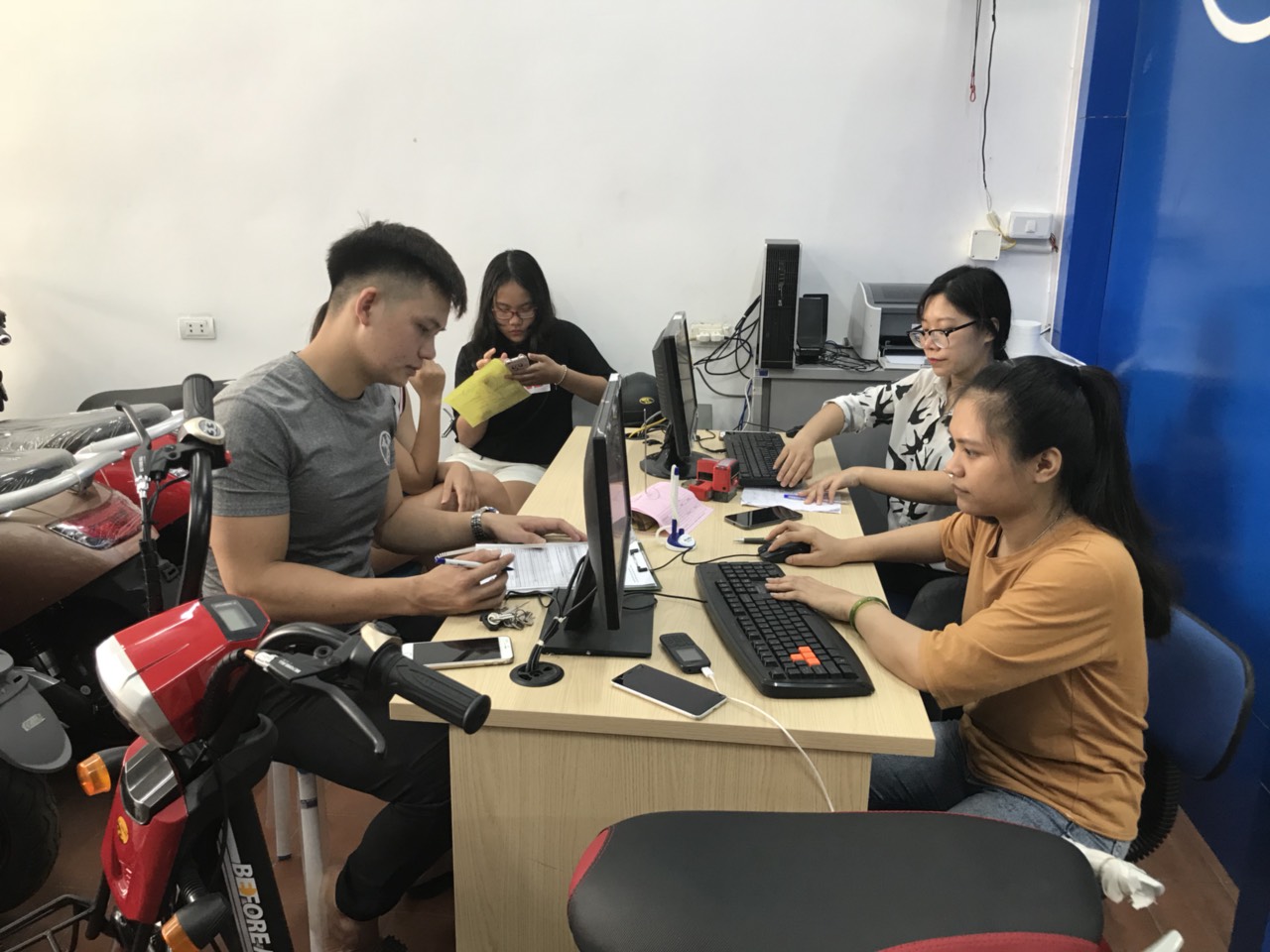 khách hàng mua xe điện