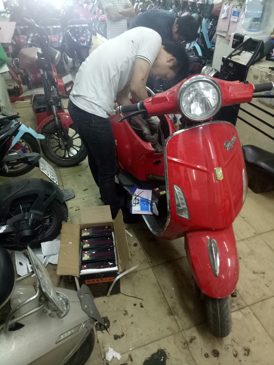 Xe điện Lan Anh thay ắc quy xe máy điện Vespa cho khách hàng