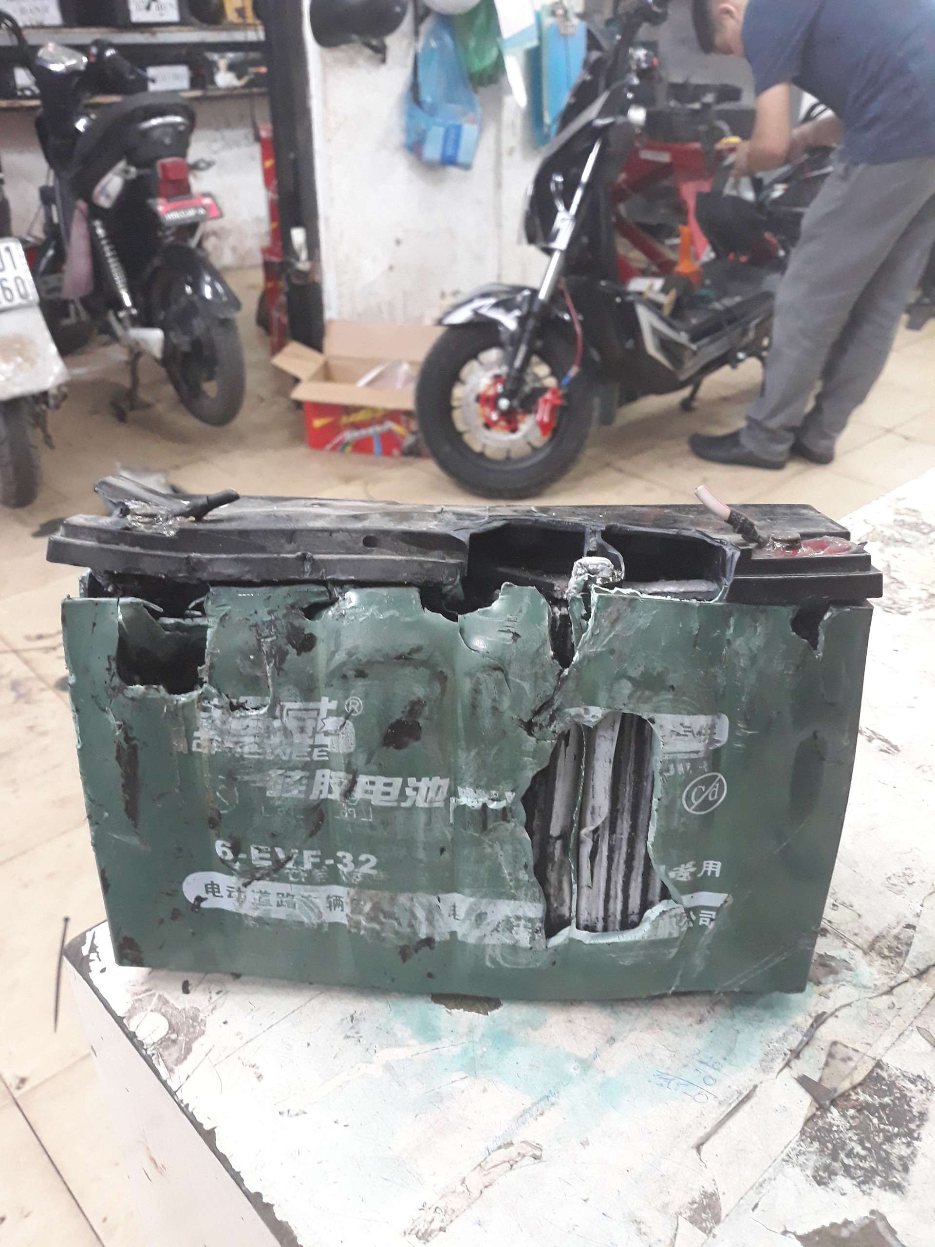 bình ắc quy bị phồng, rộp, biến dạng không thể sử dụng được nữa