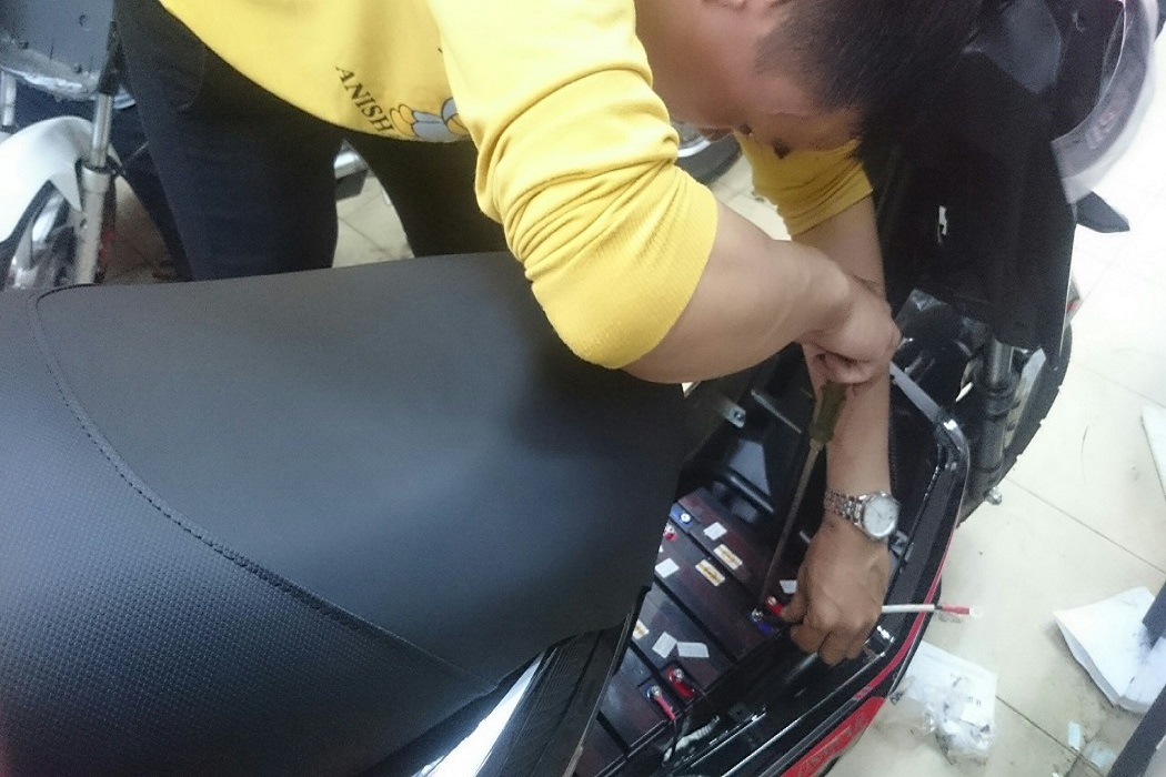  Kĩ thuật đang thay thế ắc quy xe máy điện Xmen tại nhà 