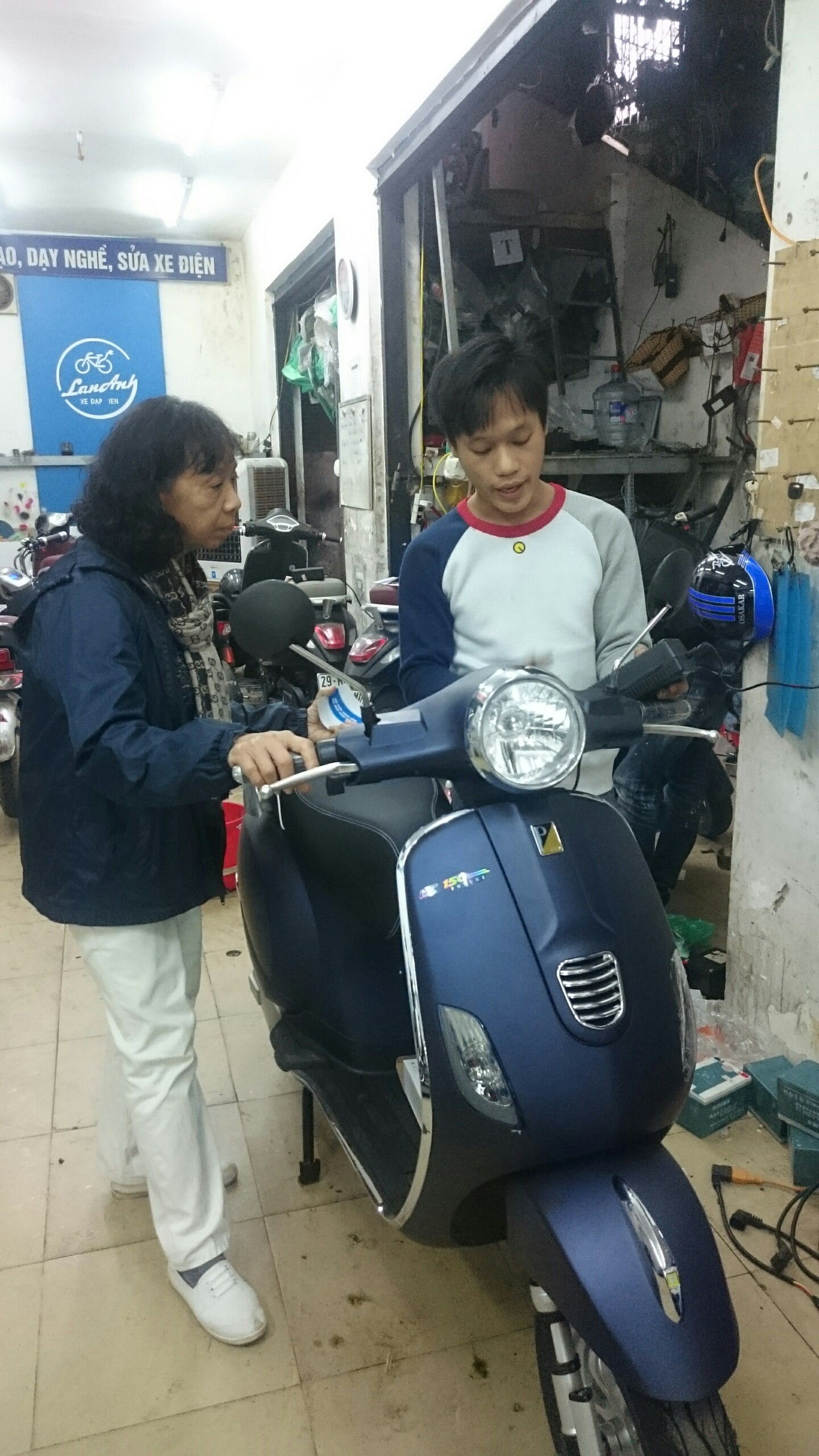 Tư vấn sử dụng xe máy điện Vespa LX 150 tại cửa hàng 