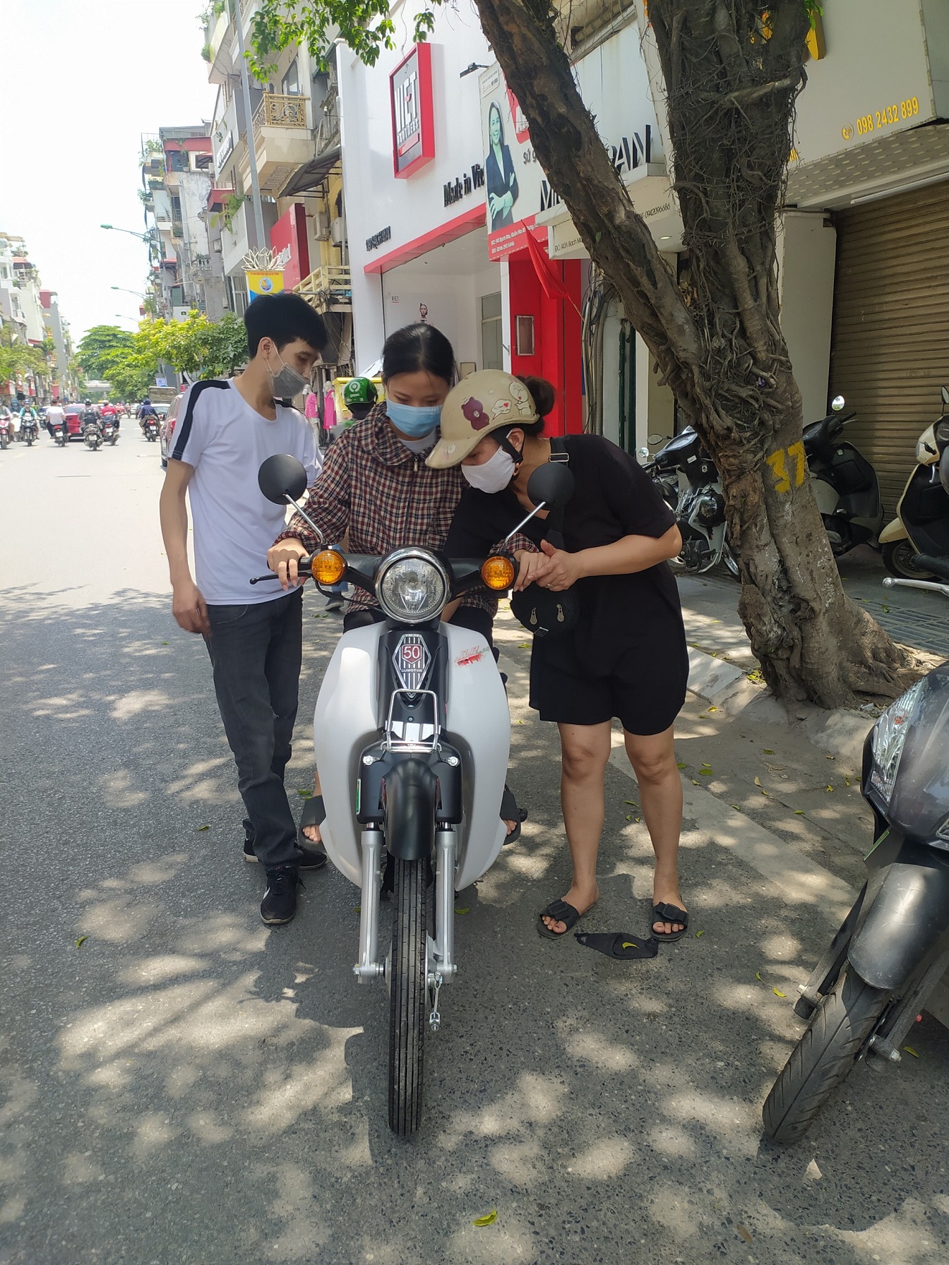 hướng dẫn tận tình của nhân viên Lan Anh với mẫu cub 50cc