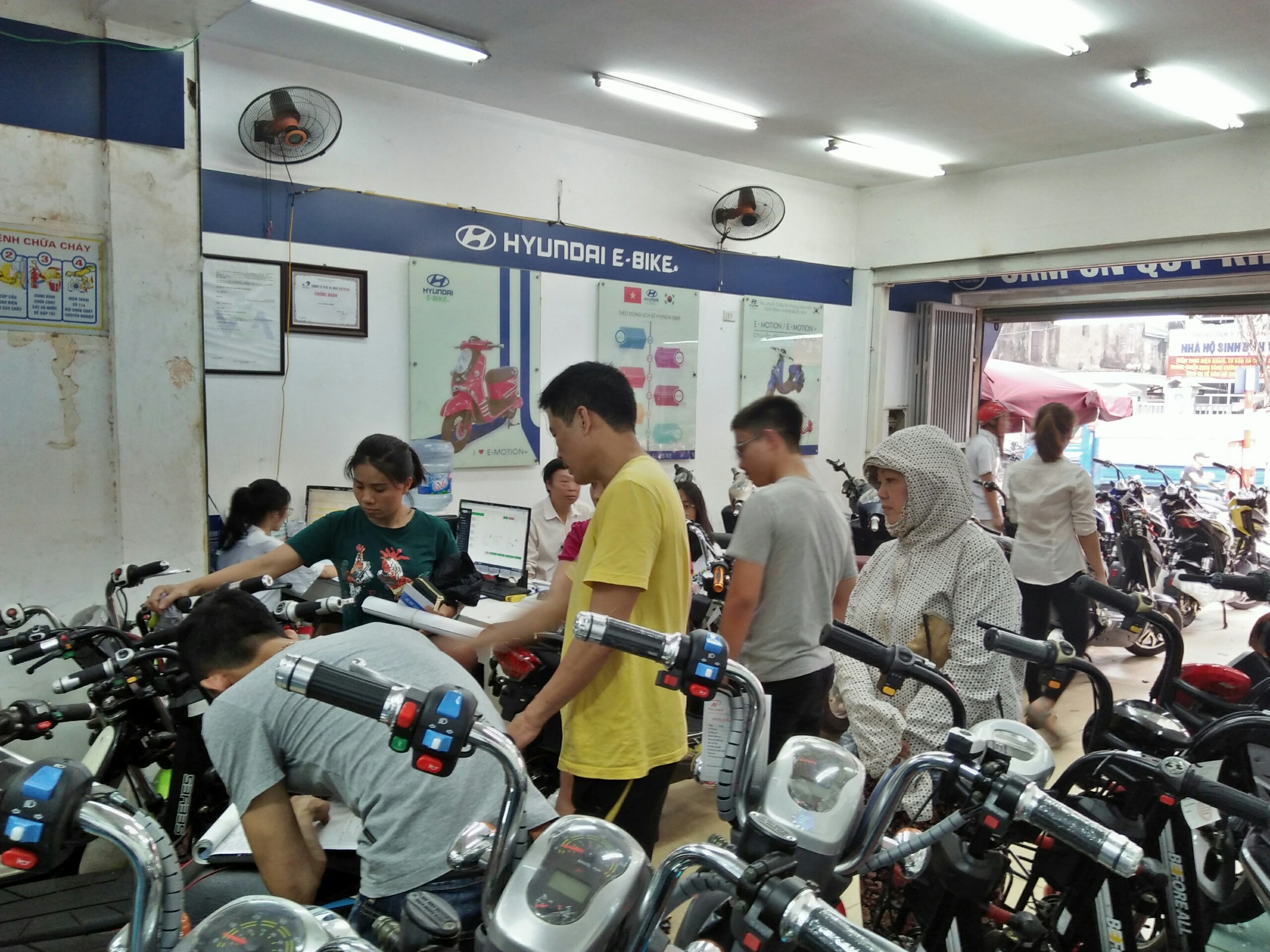 Khách hàng đến mua xe và sửa chữa 