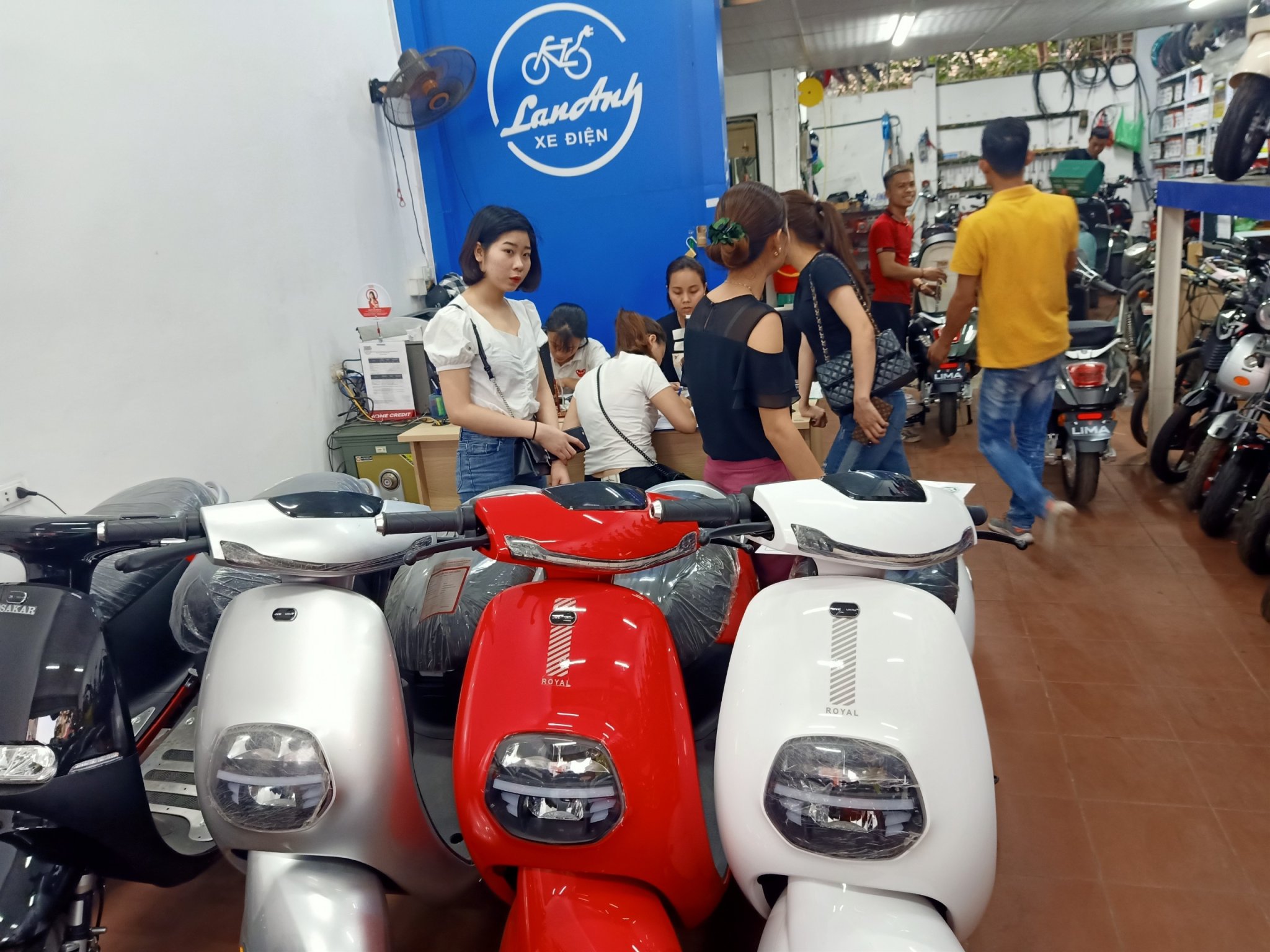 Khách làm thủ tục trả góp tại Lan Anh