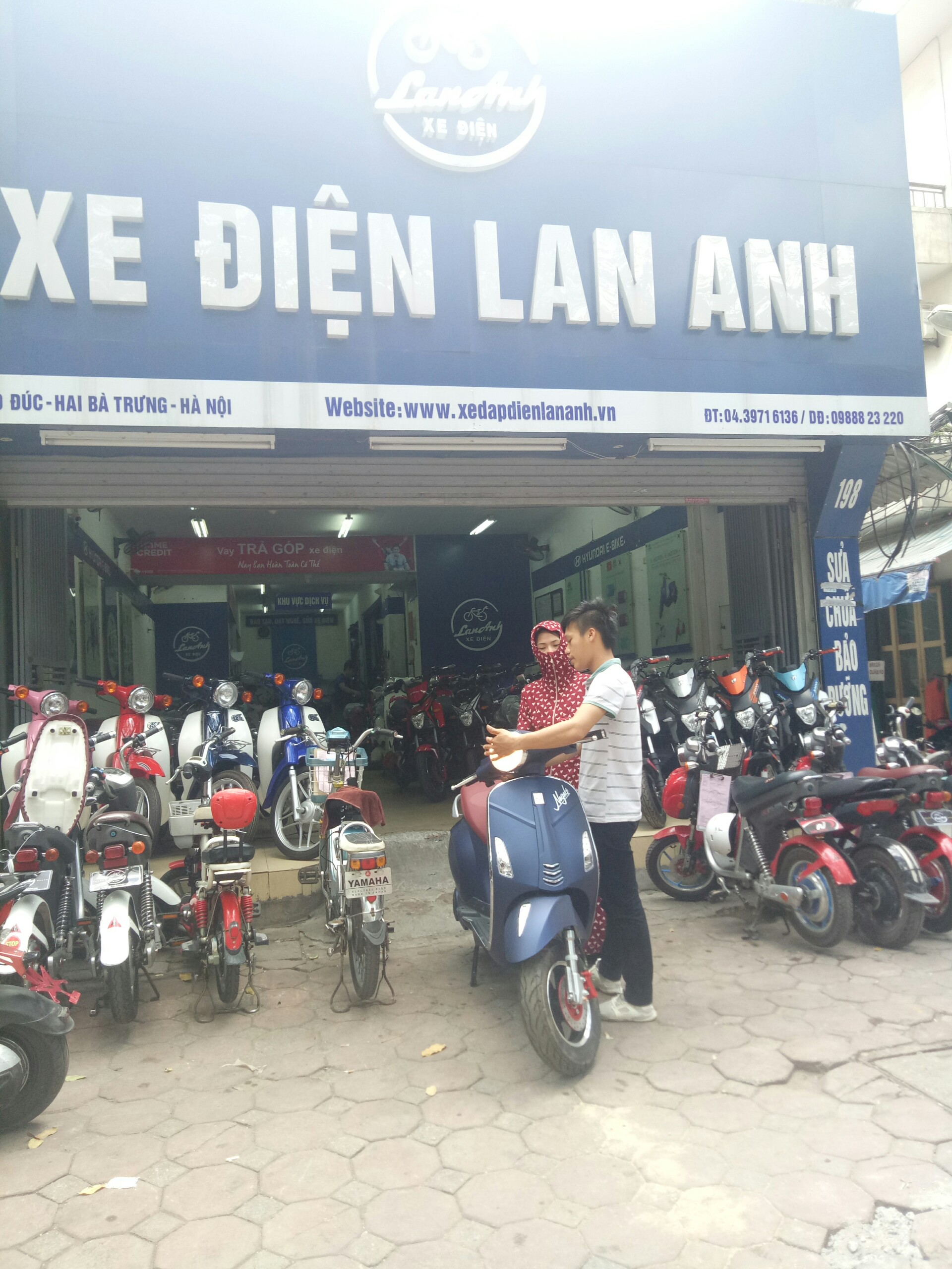nhân viên tư vấn sửa chữa xe máy điện Vespa