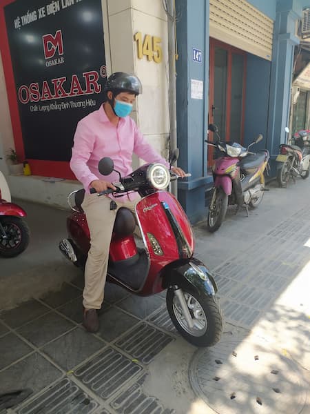 Khách hàng xe mua Vespa 50cc tại Xe điện Lan Anh