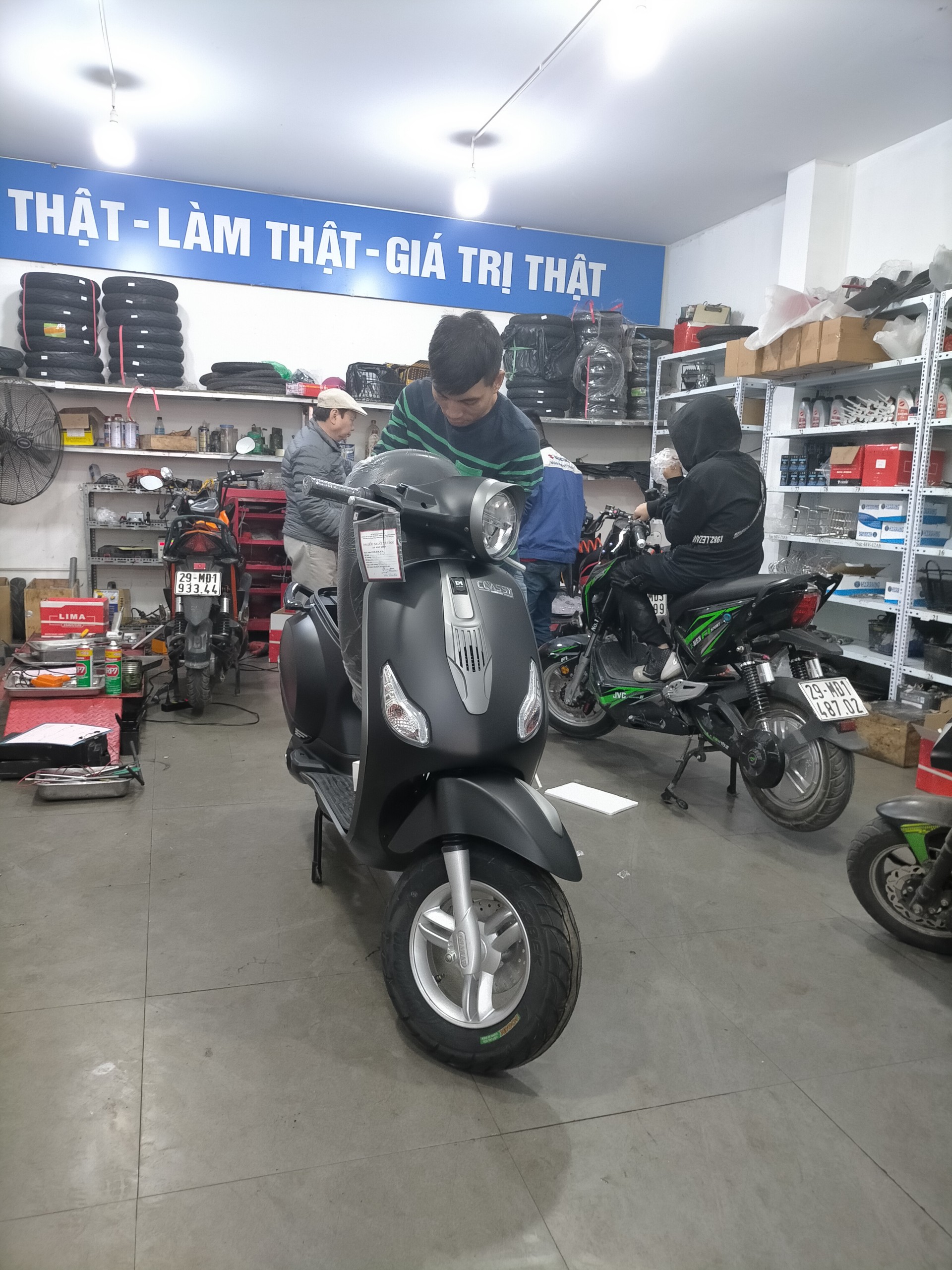 xe máy điện Vespa Classy đen