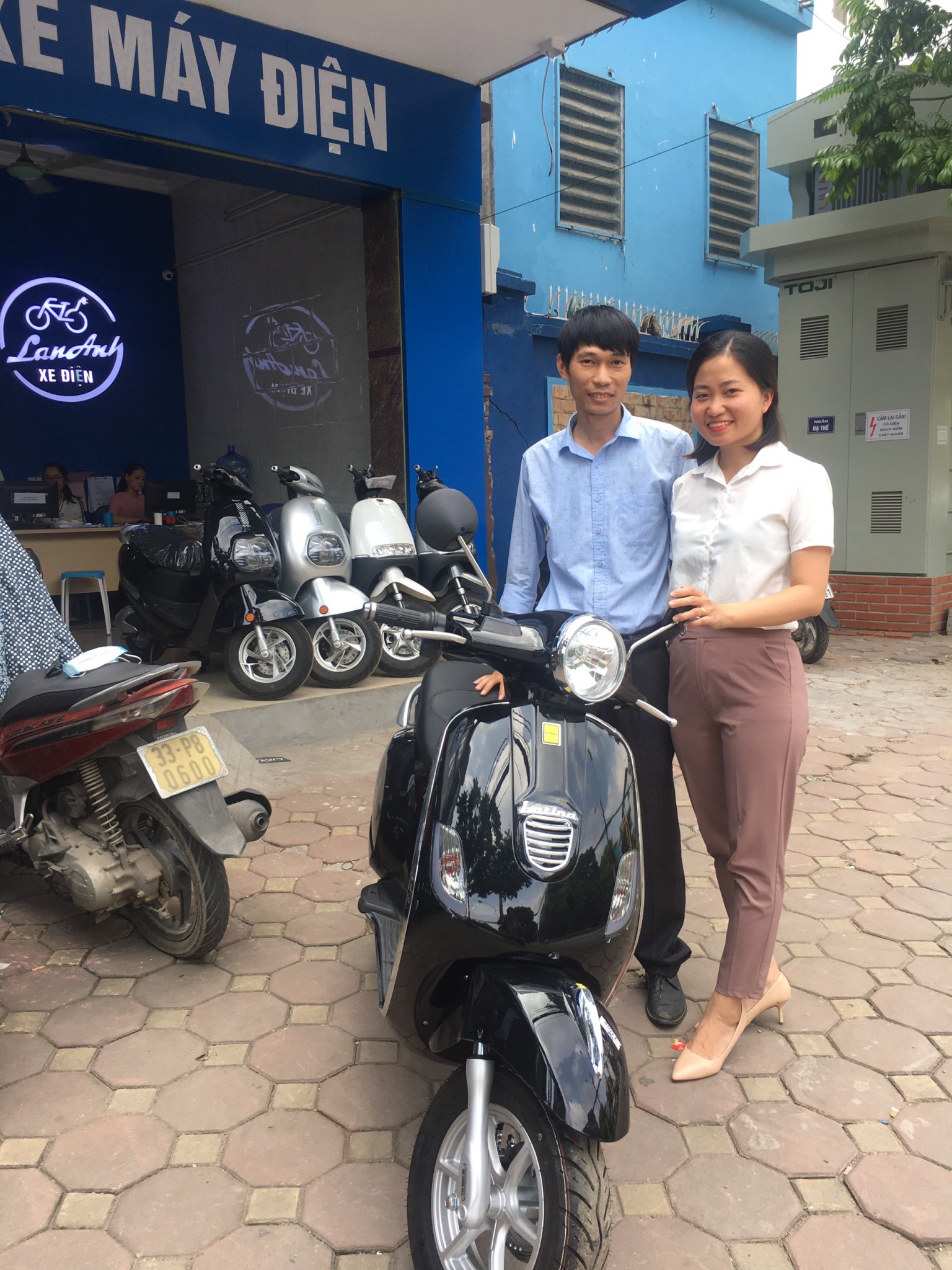 xe máy điện vespa latina đen bóng