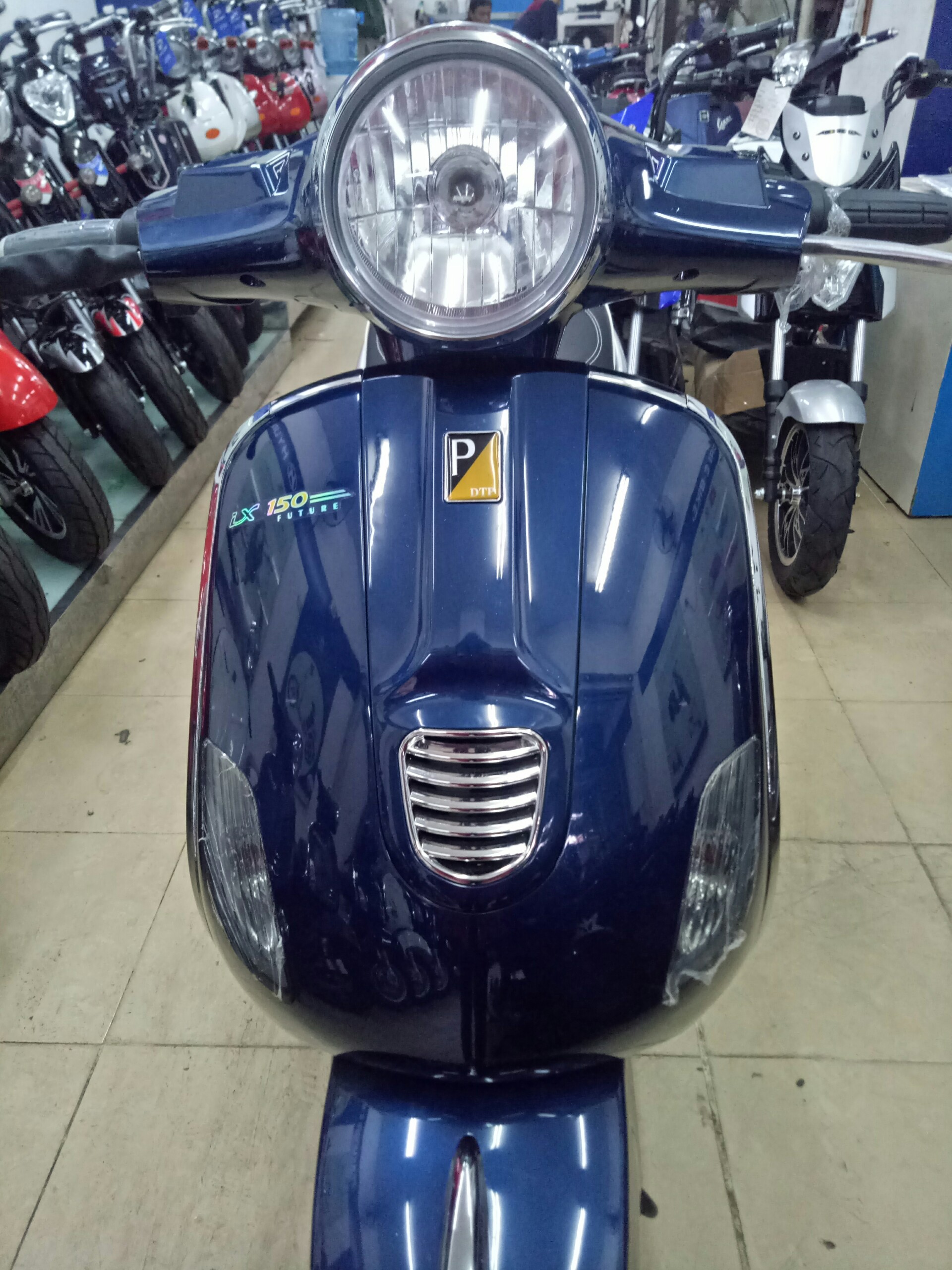 Xe máy điện Vespa LX 150