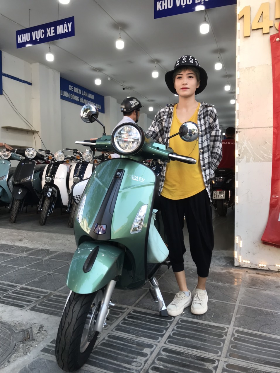 Khách hàng mua xe máy điện Vespa