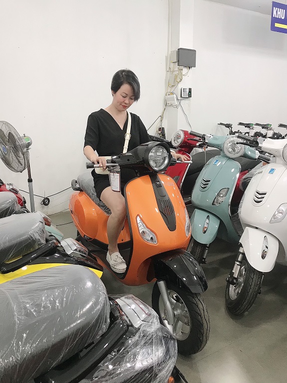 xe máy điện Vespa classy cam