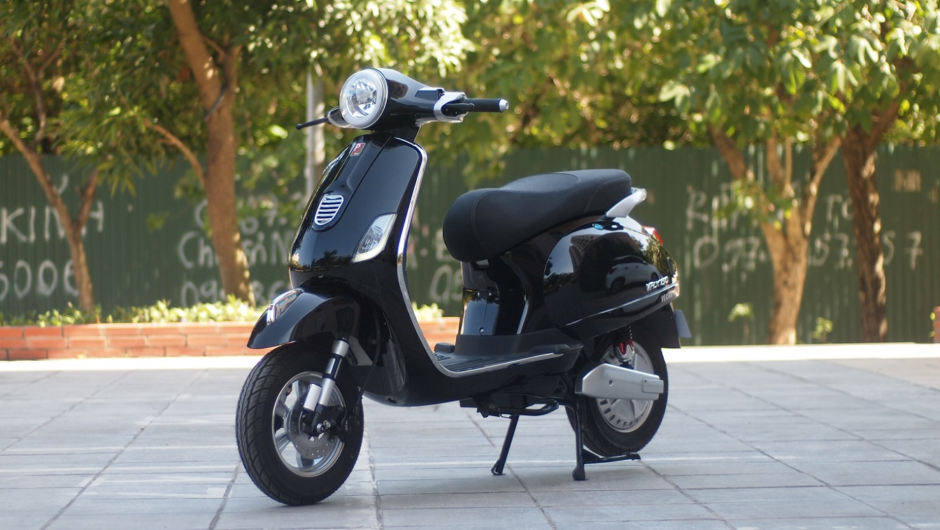 xe máy điện vespa màu đen sang trọng