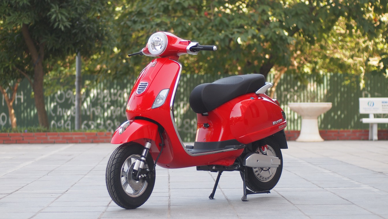 xe máy điện vespa màu đỏ ấn tượng