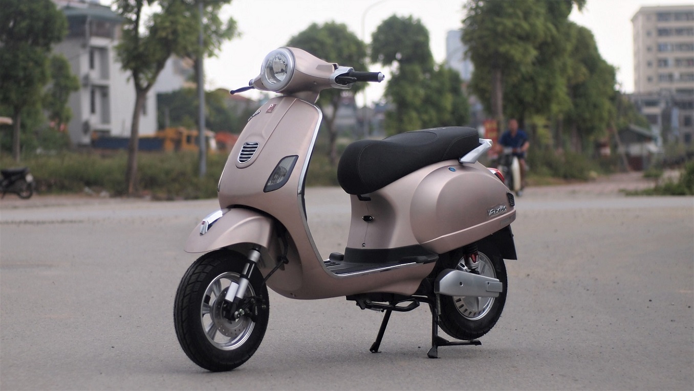 xe máy điện vespa màu hồng cánh sen lạ mắt