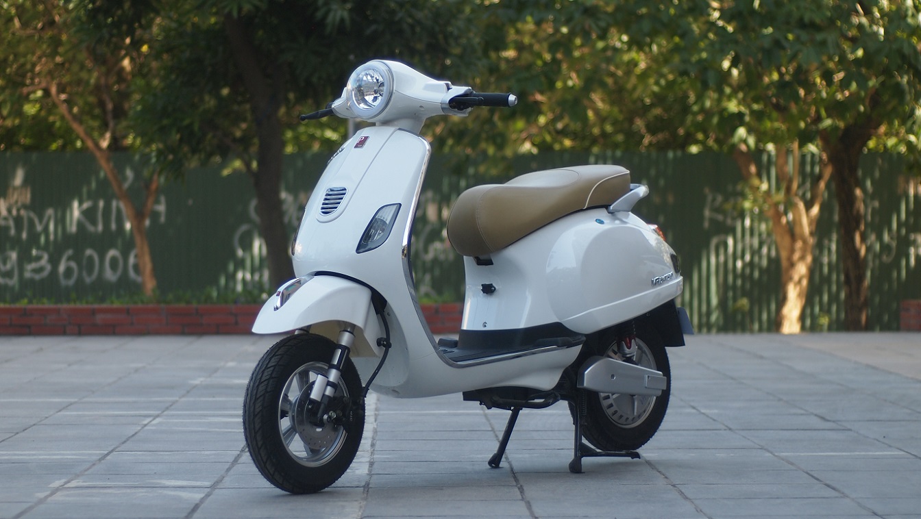 xe máy điện Vespa màu trấng tinh khôi