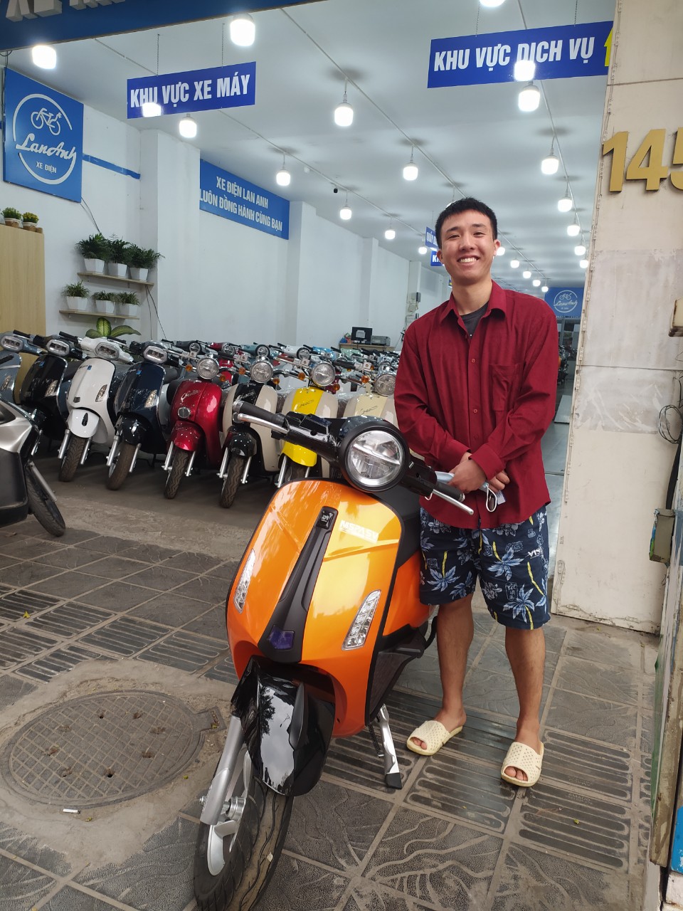 khách nam cũng có thể chọn mua xe máy điện Vespa thanh lịch