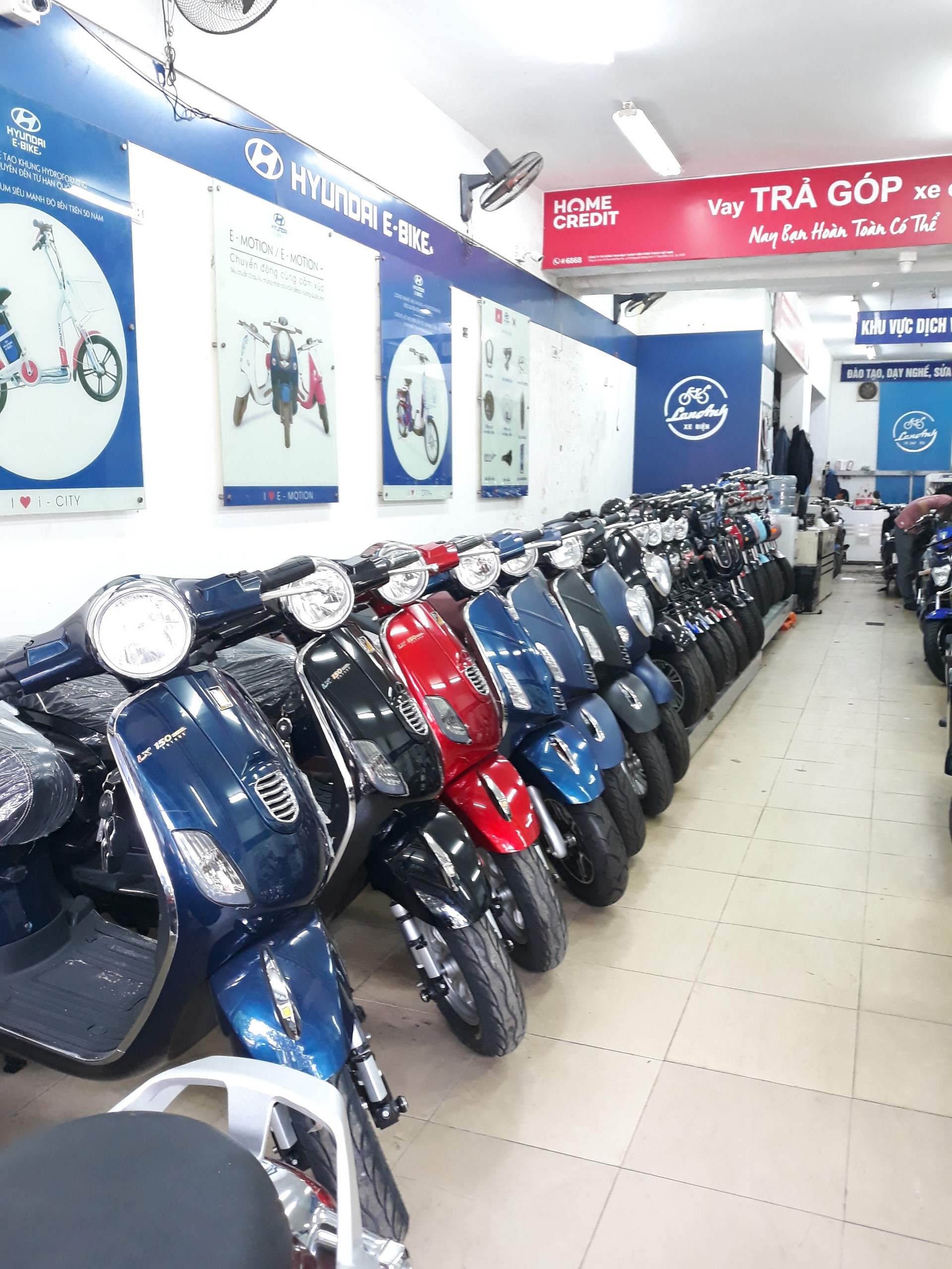 Mẫu xe Vespa bày bán tại CH