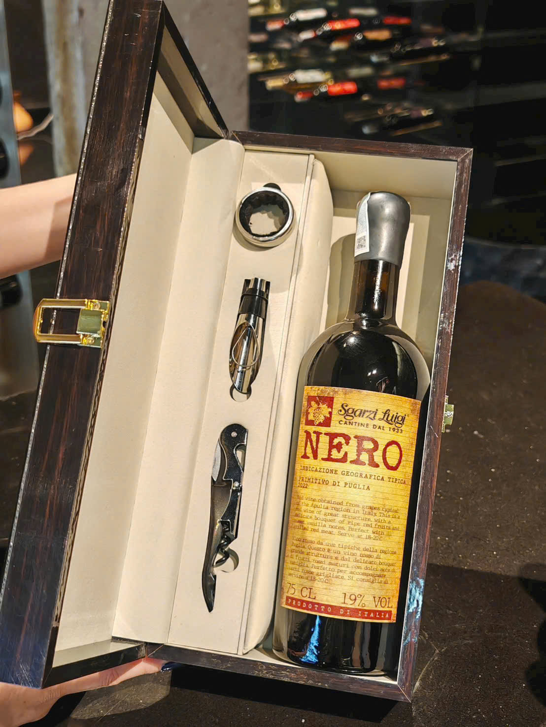 Hộp 1 chai vang Nero 19 độ