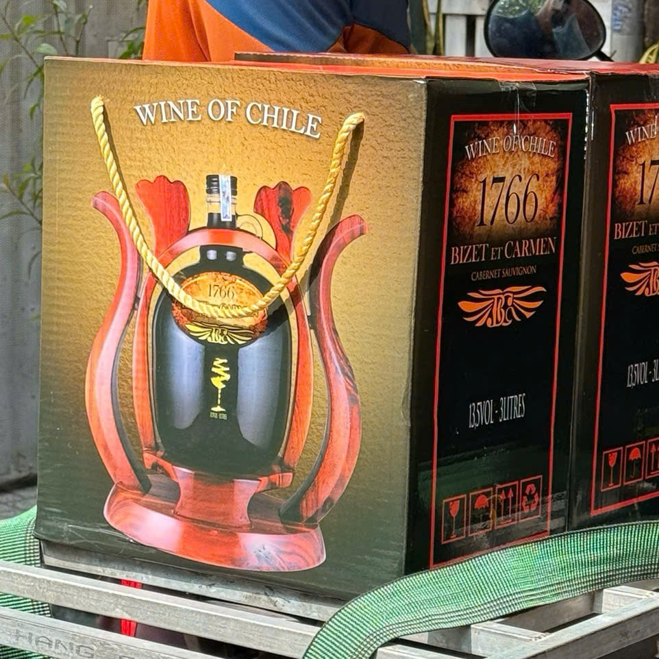Rượu vang 1766 kệ gỗ