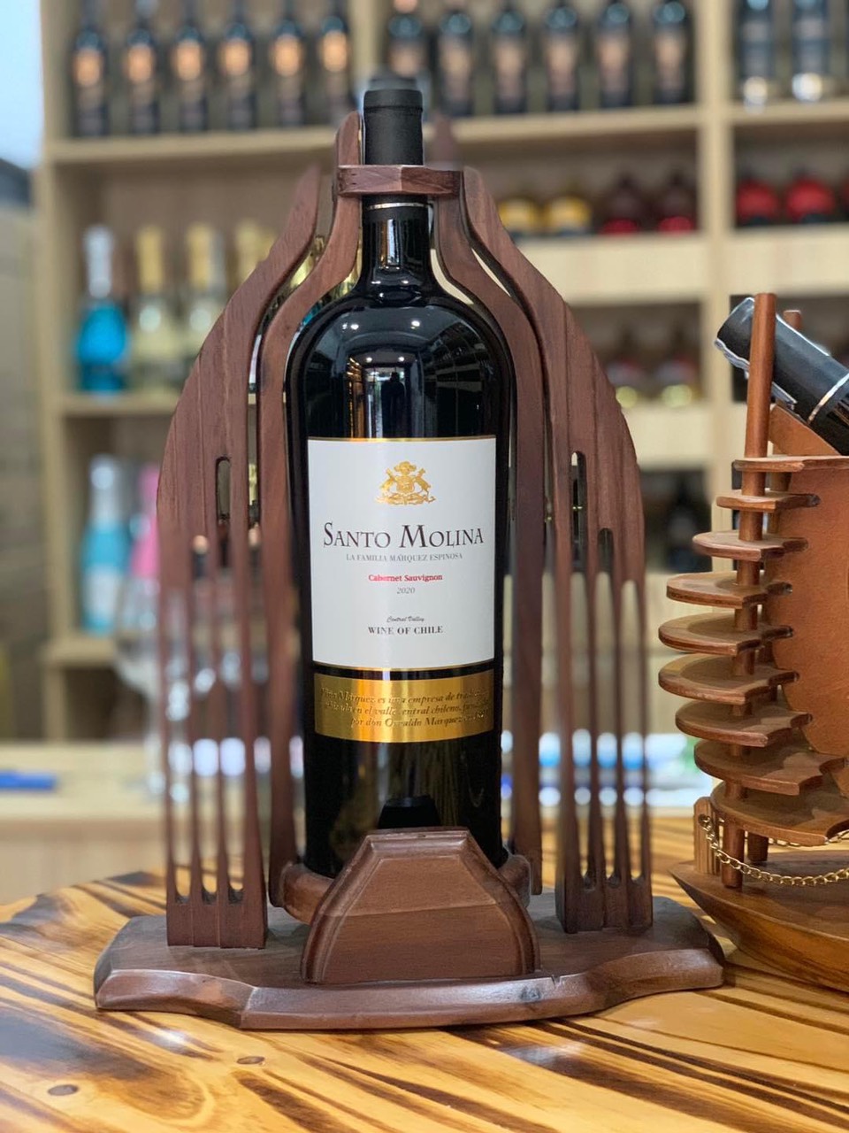 Kệ rượu vang Chile 1.5L Santo Molina