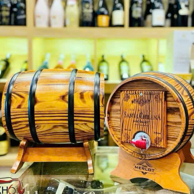 Trống rượu vang Santa Chilena.