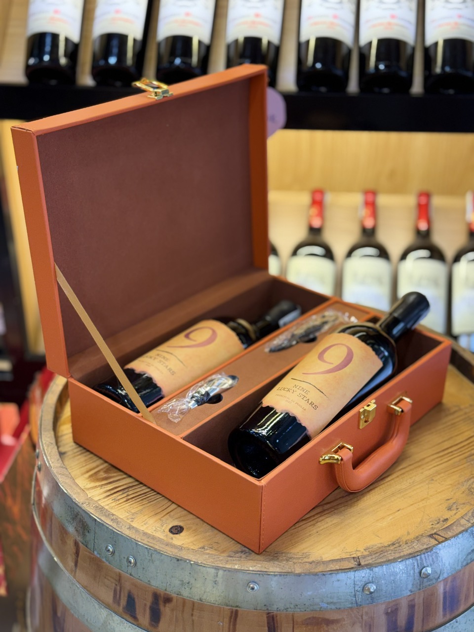 Hộp da 2 chai: Vang Ý 19 độ Nine Lucky Star Primitivo