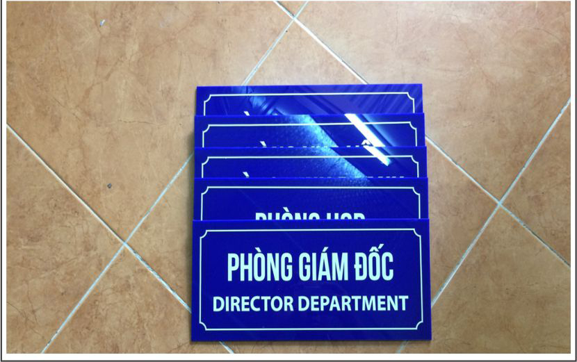 Biển phòng ban mica in uv