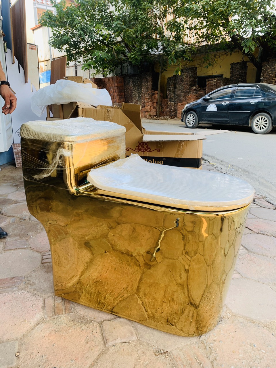 KH1060 - Bồn cầu liền khối sứ nung tráng men nano  vàng cao cấp