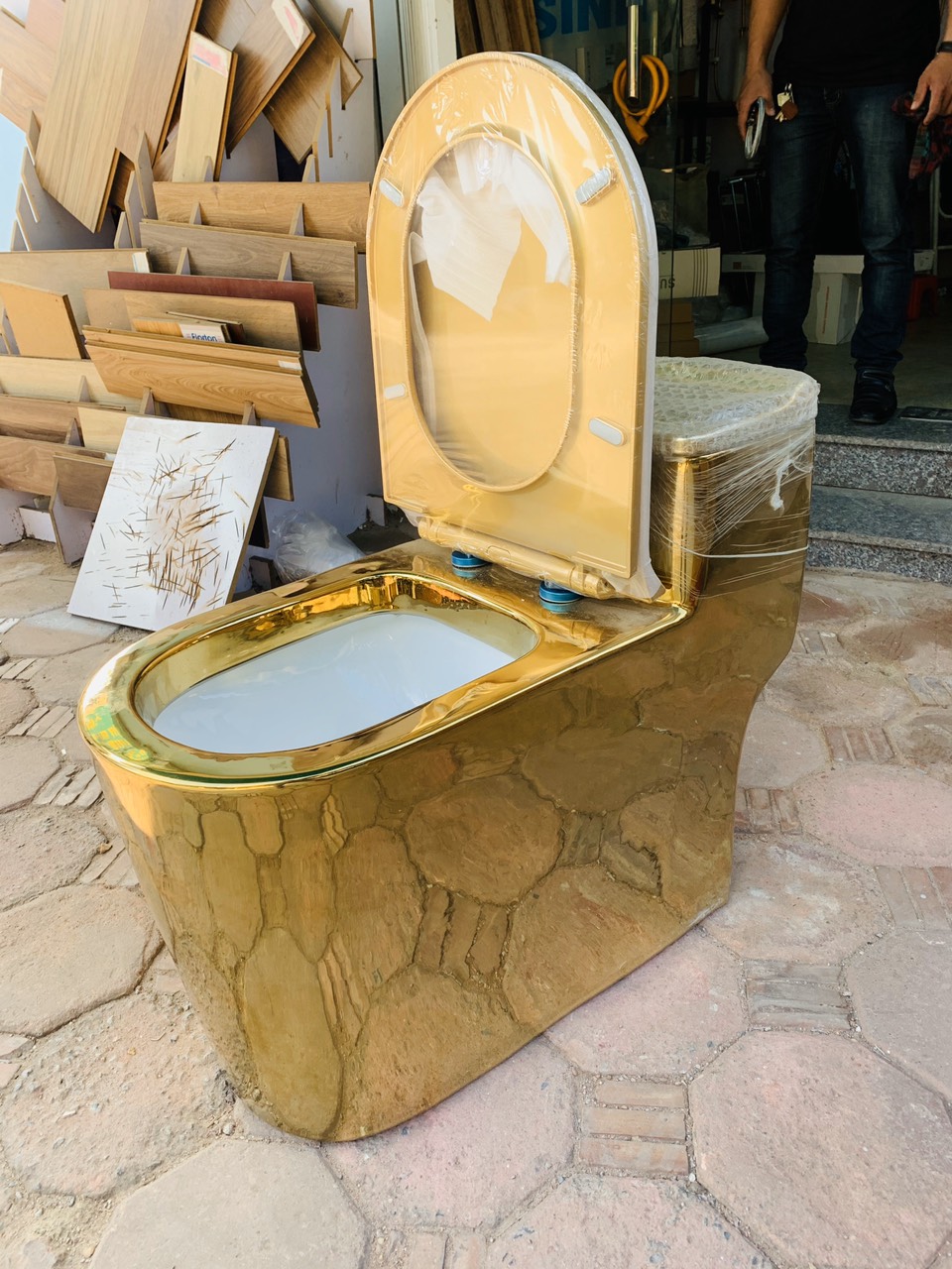 KH1060 - Bồn cầu liền khối sứ nung tráng men nano  vàng cao cấp