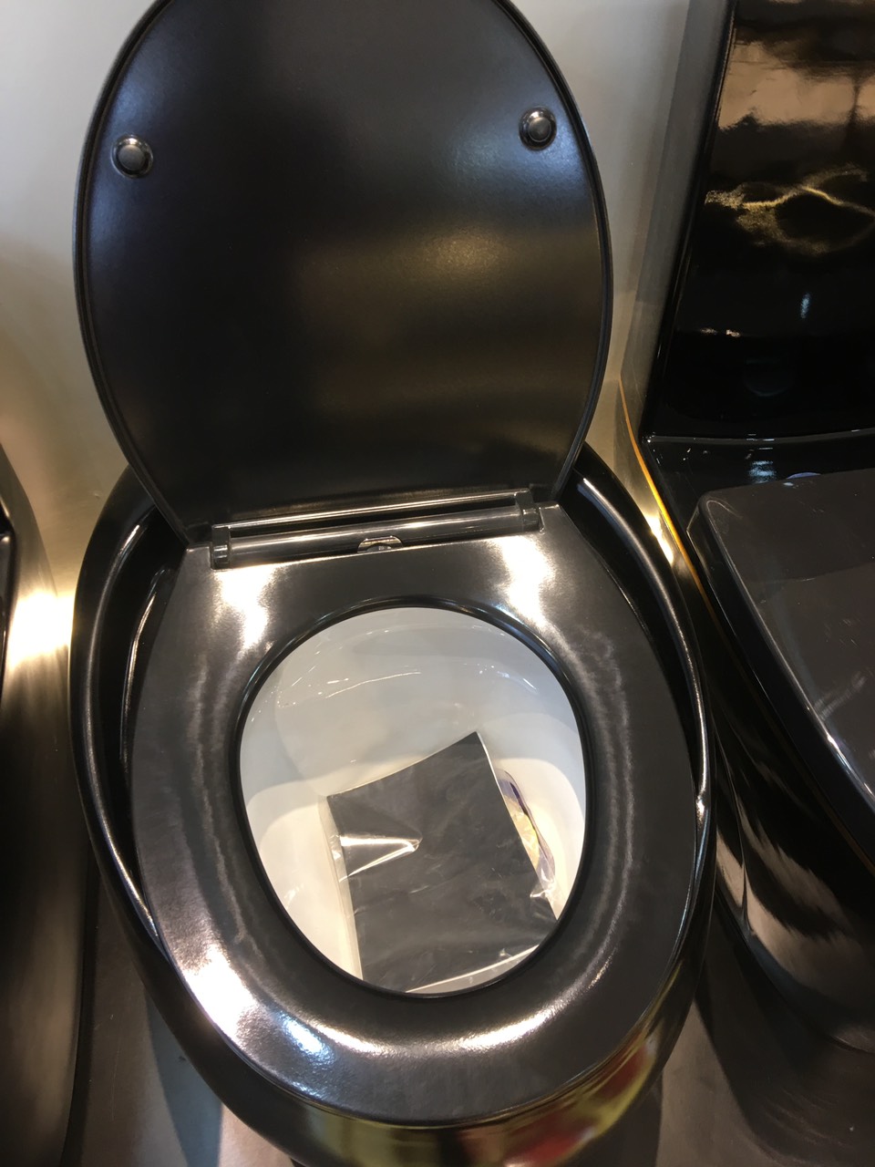 KA3989 - Bồn cầu trứng đen nung nano, cảm ứng đá chân xả nước