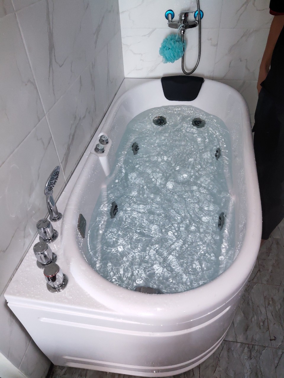 TP8008 - BỒN TẮM MASSAGER HÌNH ELIP 1 GỐI 3 MẶT YẾM