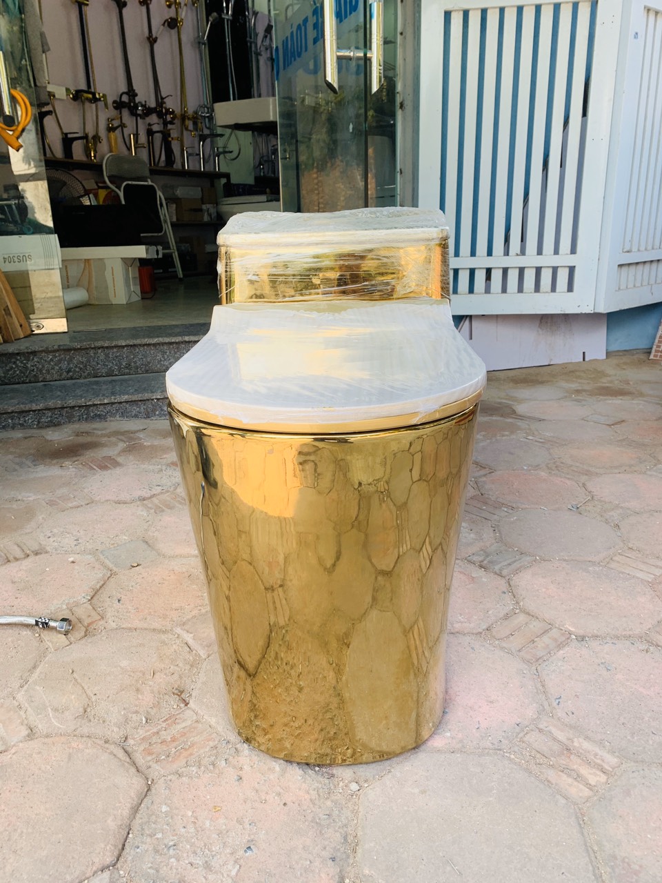 KH1060 - Bồn cầu liền khối sứ nung tráng men nano  vàng cao cấp