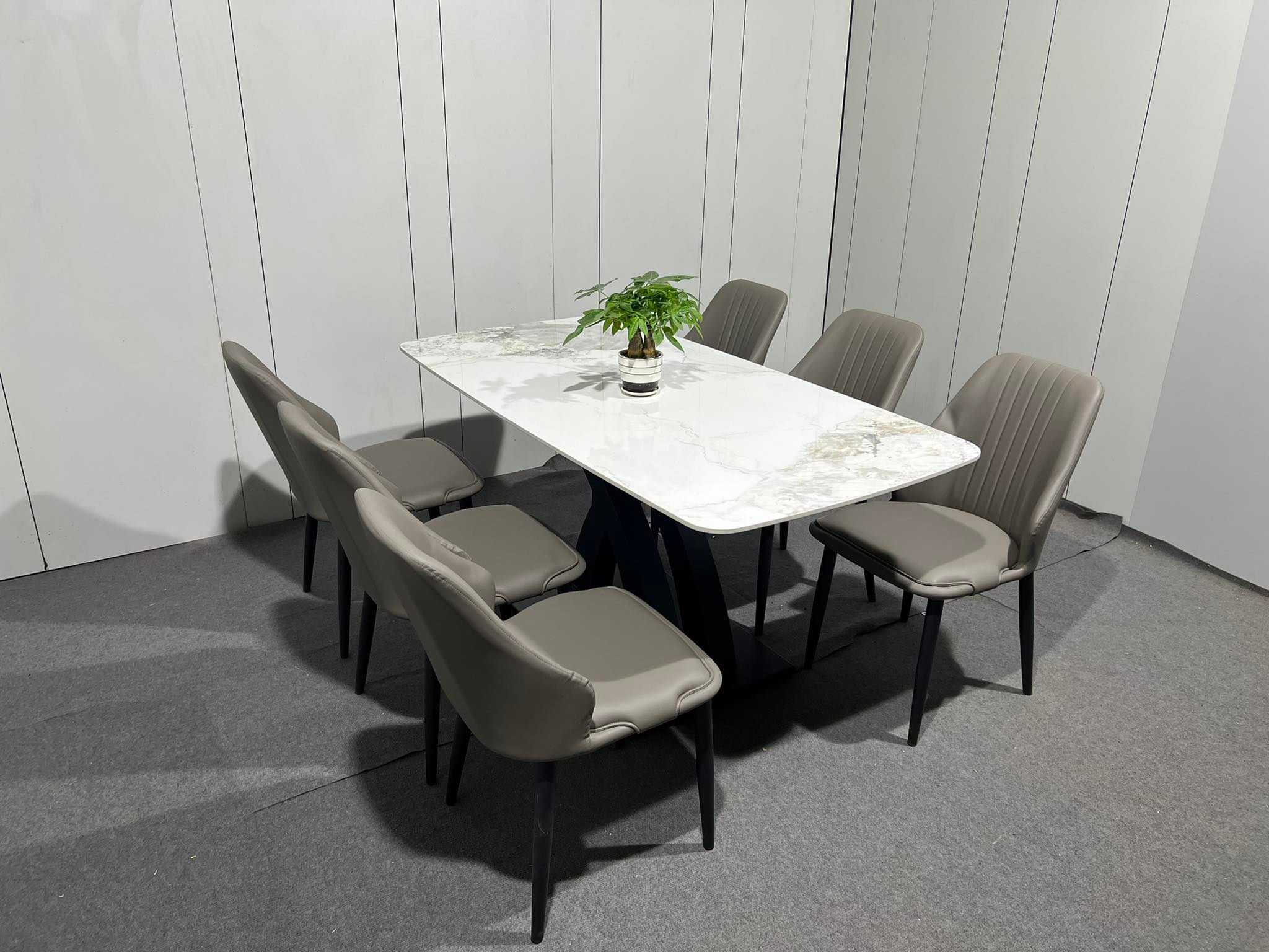 BA09 - Bàn ăn mặt đá nhân tạo trắng bóng, ghế bọ da ghi cao cấp