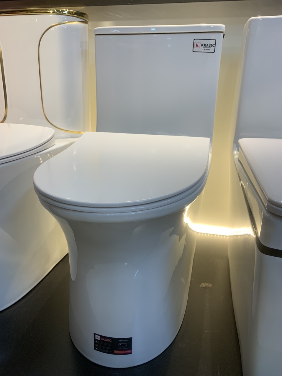 KA8002 - Bồn cầu liền khối, sứ nung tráng men nano tuyết cao cấp
