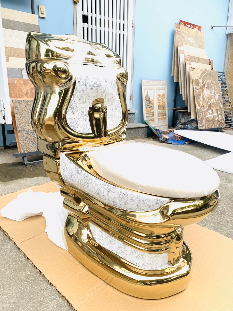 KH1098 - Bồn cầu hoa văn vàng cổ điển cao cấp