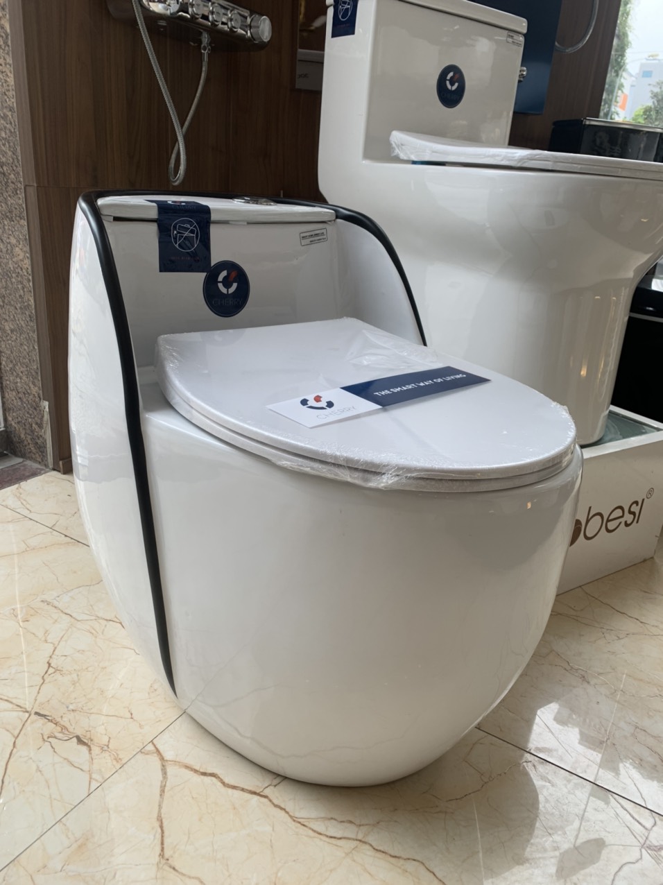 KA6003 - Bồn cầu trứng liền khối trắng viền đen, men nano tuyết chống bám dính, nắp UF chông xước, bộ xả cao cấp, nước xả mạnh và êm.