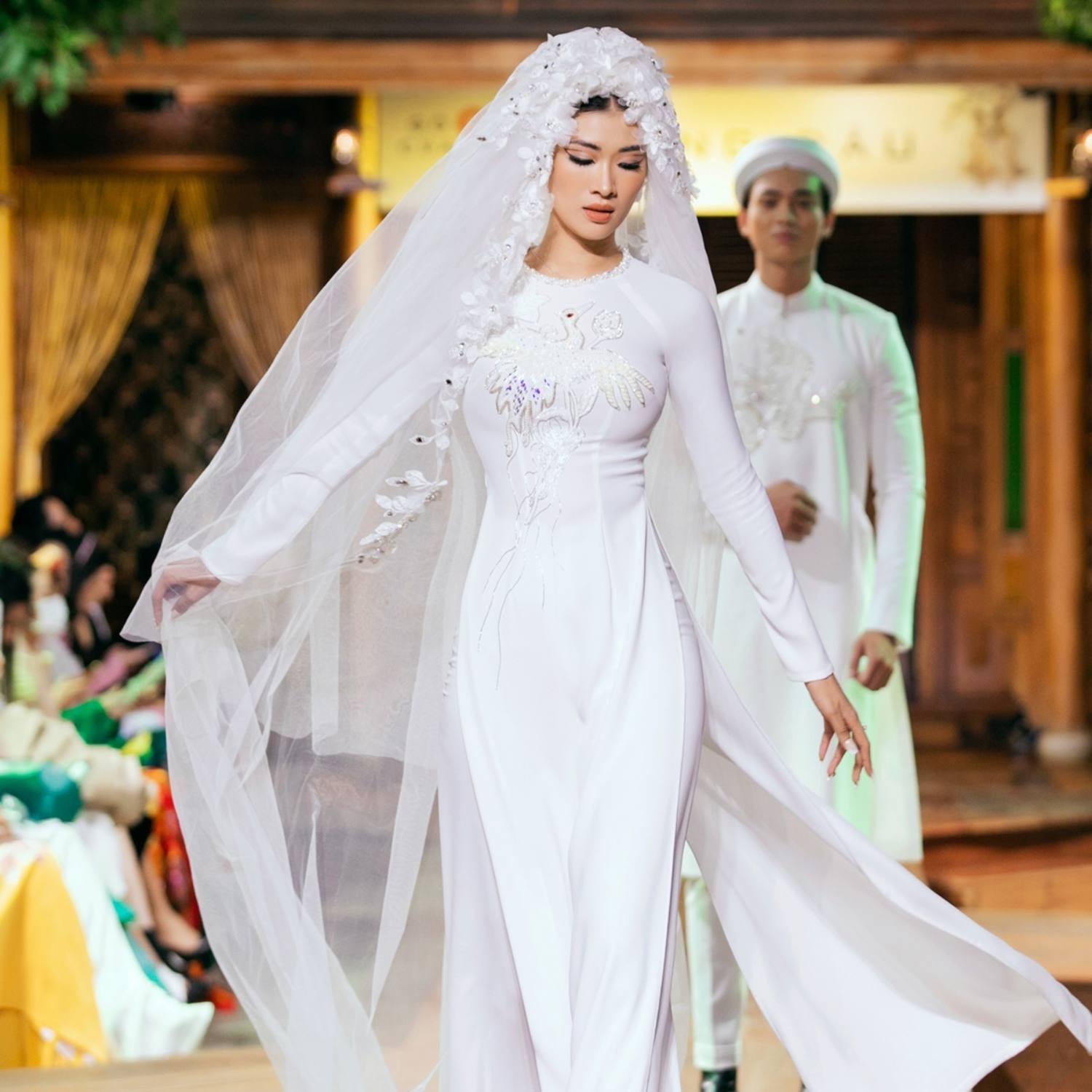 Học hỏi những mẫu áo dài cưới đẹp nhất 2022 của NTK Đinh Văn Thơ