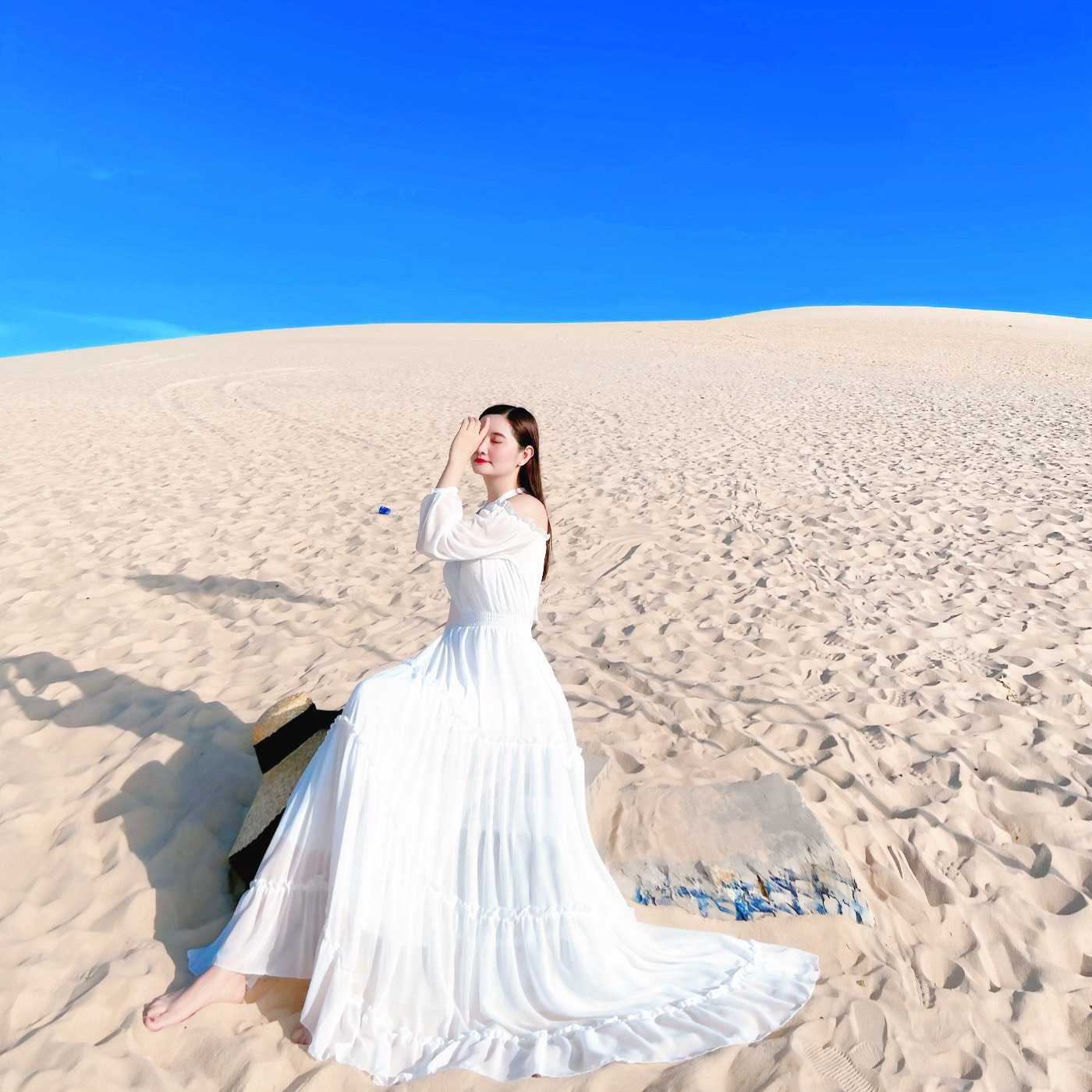 4 mẫu váy trắng đi biển 2022 vào những ngày trời mát