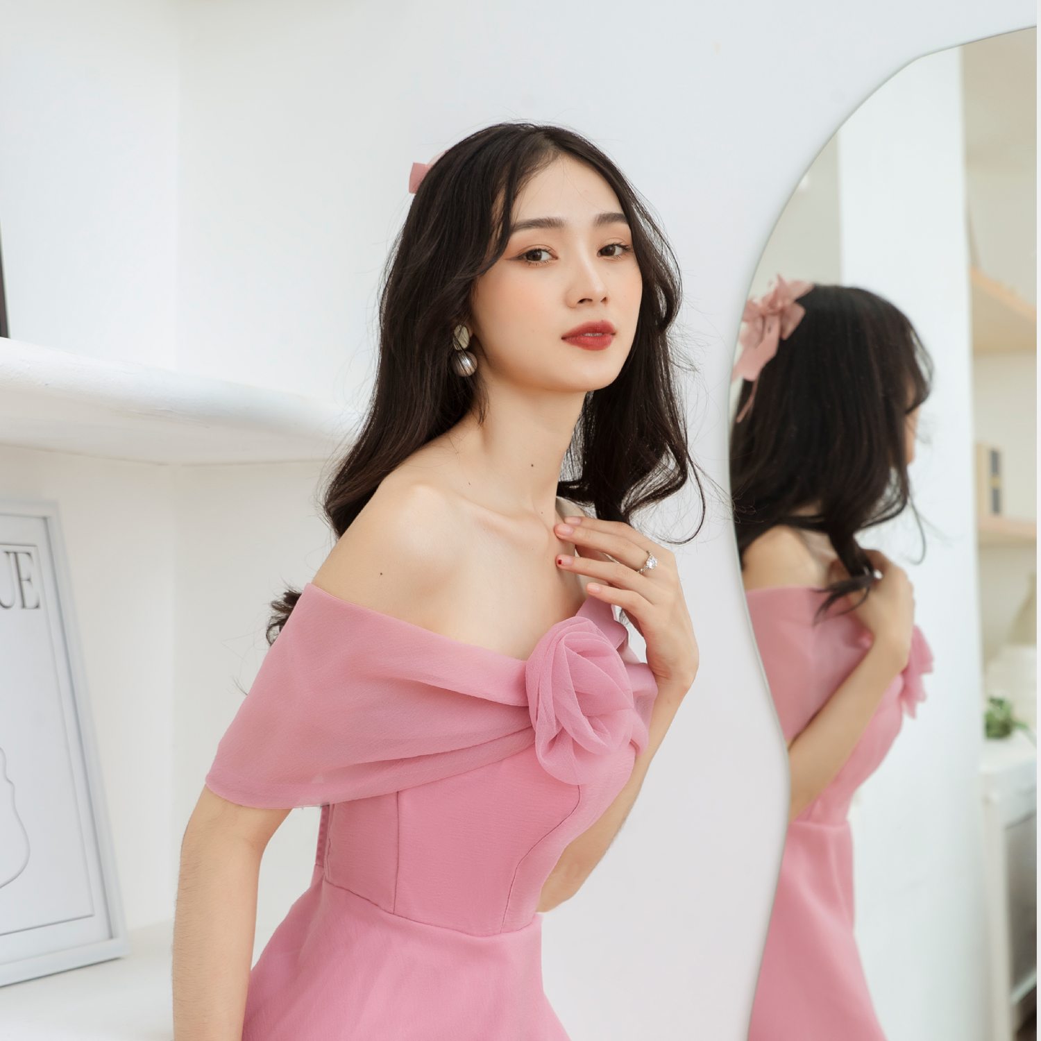 Màu hồng mang ý nghĩa gì? Gợi ý mẫu váy cưới màu hồng ngọt ngào