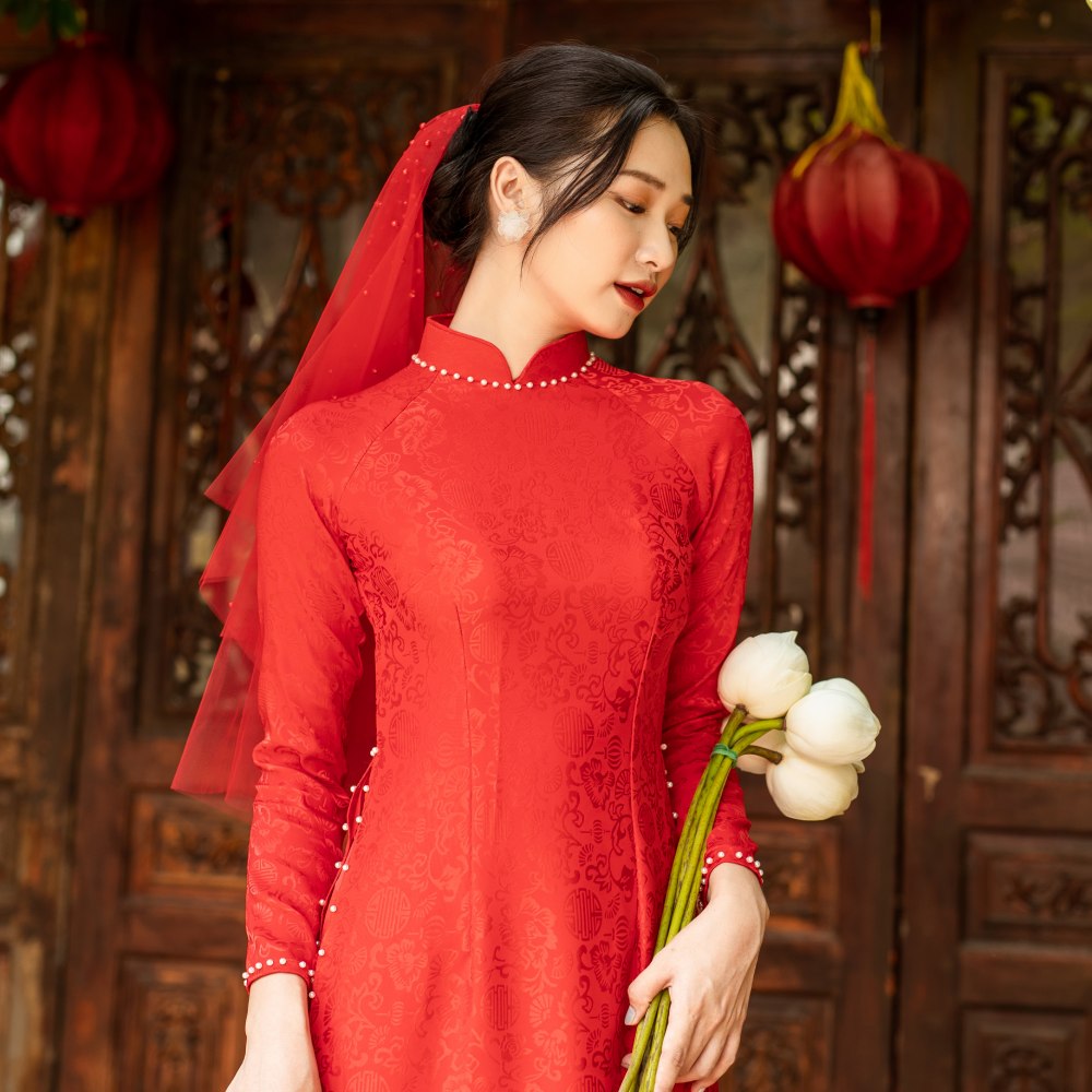 Cô dâu diện áo dài đỏ cầm hoa màu gì để nổi bật trong ngày trọng đại?