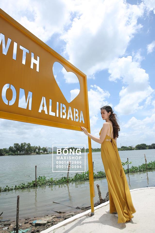 Thuần khiết  với váy maxi đơn sắc gợi cảm