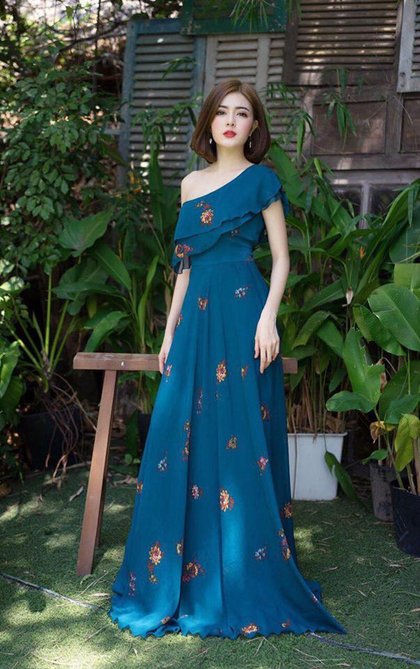Tung tăng váy maxi dưới nắng xuân