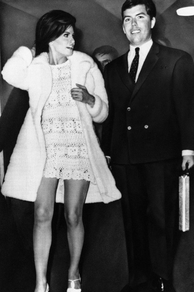 Nữ diễn viên xinh đẹp Raquel Welch trong chiếc váy cưới ngắn len lỗ