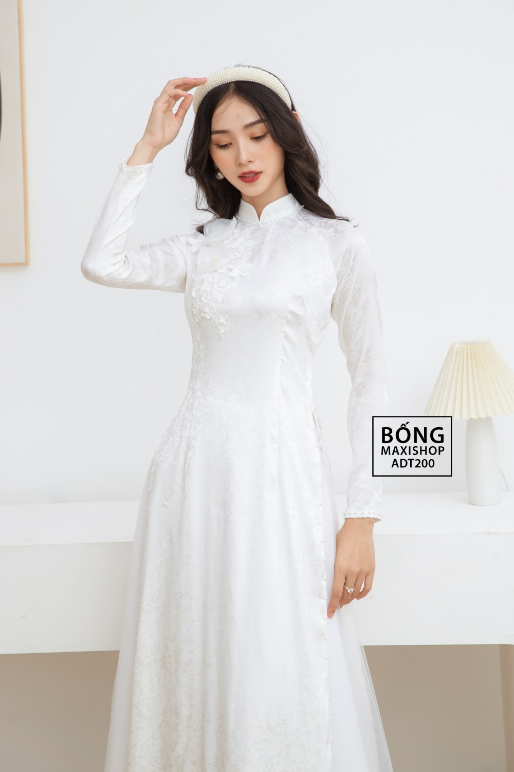 Xu hướng áo dài cưới năm 2022 - Áo dài cô dâu gấm trắng kết hoa nền hồng lớn ADT200