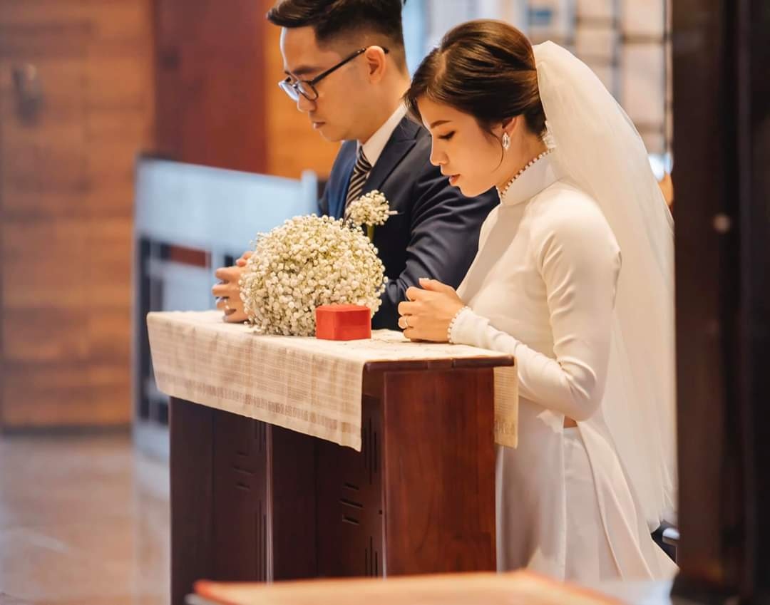 Những mẫu áo dài cưới trắng 2022 cho cô dâu làm lễ tại nhà thờ