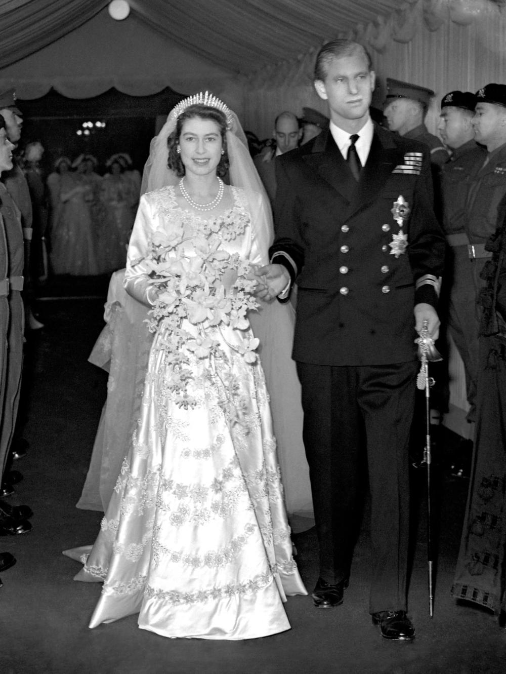 Váy cưới tay dài lộng lẫy của nữ hoàng Elizabeth II