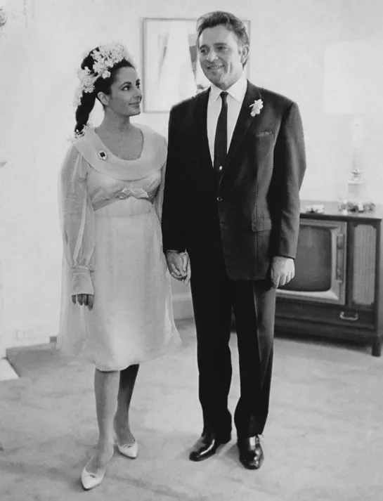 Elizabeth Taylor cùng chiếc váy cưới ngắn màu vàng