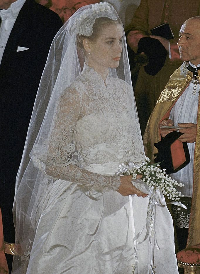 Thân vương phi Monaco Grace Kelly trong chiếc váy cưới tay dài với họa tiết ren tuyệt đẹp