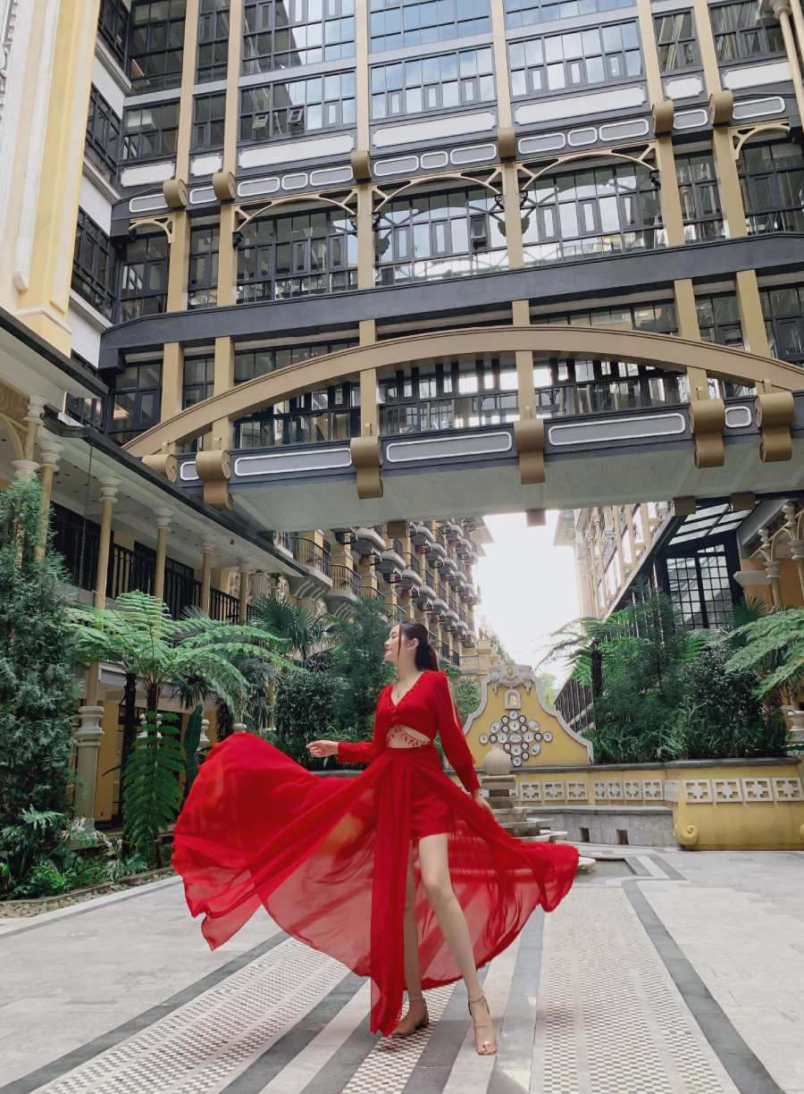 Váy maxi đi biển 2022 cutout - Đầm Maxi Khoét Eo Tay Dài Đỏ DM123